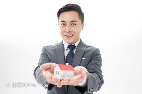 房屋交易背后的隱形橋梁 中介服務(wù)的價(jià)值與選擇